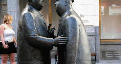 Statue of two men speaking