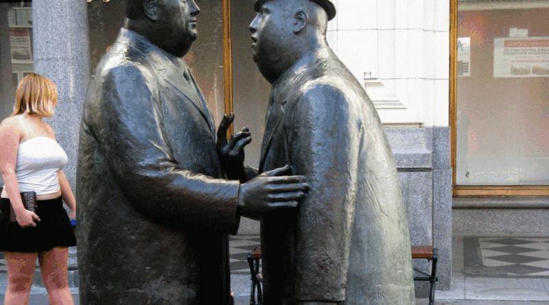 Statue of two men speaking